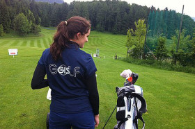 Студенты St Gilgen International School играют в гольф