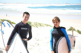 Студенты St Gilgen International School занимаются виндсерфингом