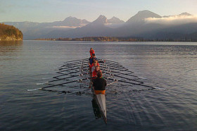 Студенты St Gilgen International School занимаются водной греблей