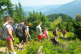 Студенты St Gilgen International School идут в поход