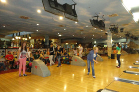 Студенты The American International School Salzburg играют в боулинг