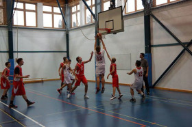 Студенты The American International School Salzburg играют в баскетбол