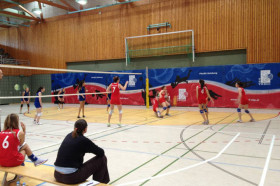 Студенты The American International School Salzburg играют в волейбол