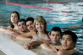 Студенты The American International School Salzburg в бассейне