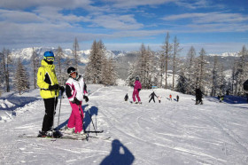 Студенты The American International School Salzburg катаются на лыжах