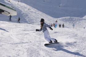 Студенты The American International School Salzburg катаются на сноуборде