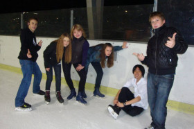 Студенты The American International School Salzburg катаются на коньках