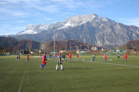 Студенты The American International School Salzburg играют в футбол