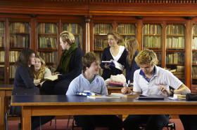 Студенты Newtown School на занятиях