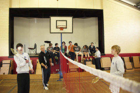 Студенты Newtown School играют в бадминтон