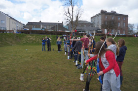 Студенты Newtown School занимаются стрельбой из лука