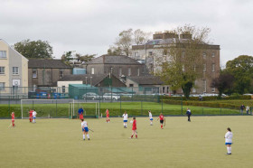 Студенты Newtown School играют в хоккей на траве