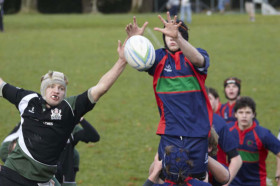 Студенты Newtown School играют в регби