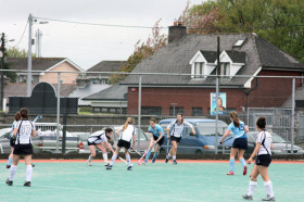 Студенты Rockwell College играют в хоккей на траве