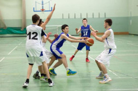 Студенты St Andrew’s College играют в баскетбол