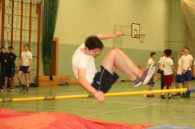 Студенты St Andrew’s College занимаются прыжками в высоту