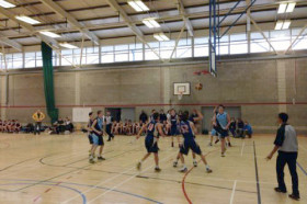 Студенты St Andrew’s College играют в баскетбол