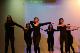 Студенты St Andrew’s College занимаются танцами