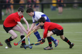 Студенты St Andrew’s College играют в хоккей на траве