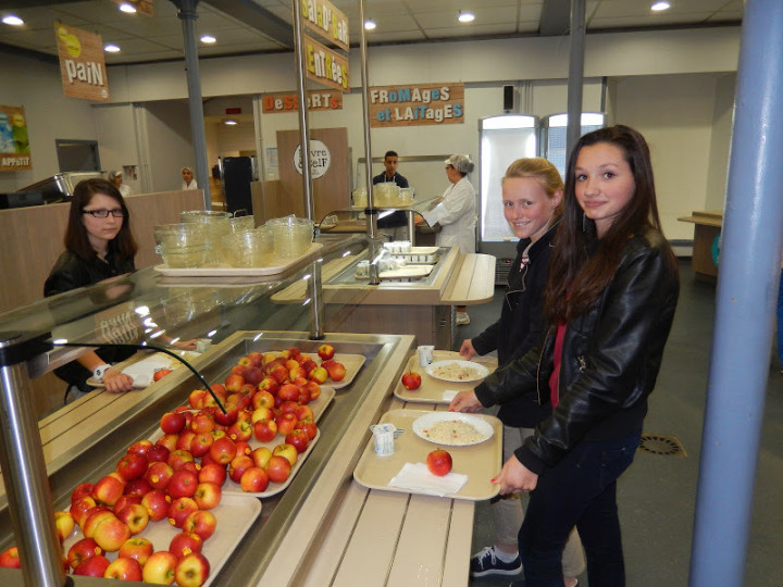 Студенты Saint Joseph в столовой