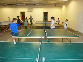 Студенты Saint Joseph играют в настольный теннис