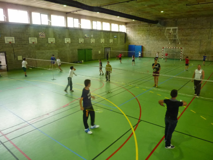 Студенты Saint Joseph играют в бадминтон