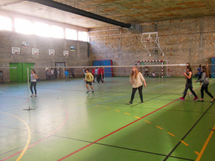 Студенты Saint Joseph играют в бадминтон