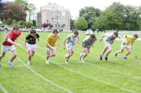 Студенты Blackrock College занимаются бегом