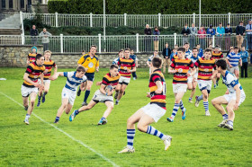 Студенты Blackrock College играют в регби