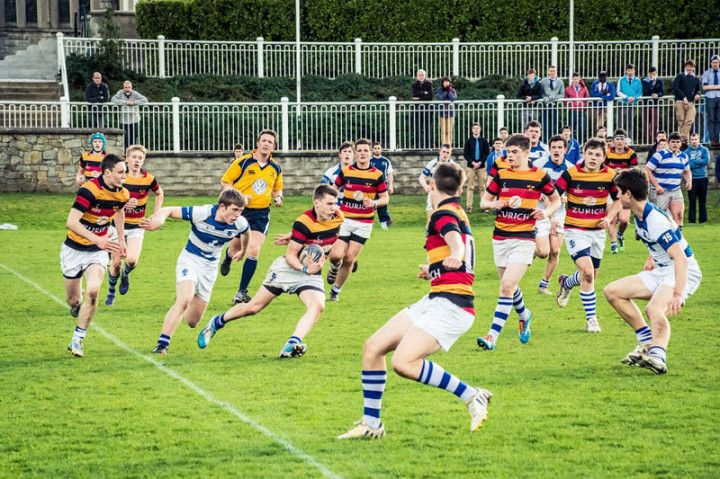 Студенты Blackrock College играют в регби