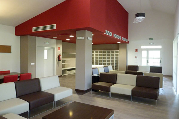 Холл в King's College, British School in Madrid