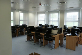 Компьютерный класс в King's College, British School in Madrid