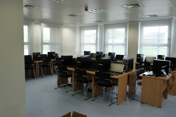 Компьютерный класс в King's College, British School in Madrid