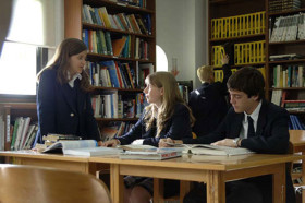 Студенты King's College, British School in Madrid в библиотеке