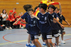 Студенты King's College, British School in Madrid играют в баскетбол