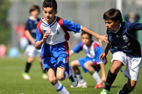 Студенты King's College, British School in Madrid играют в футбол