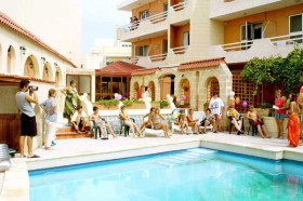 Бассейн на территории Malta Crown