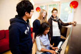 Студенты Berlin Brandenburg International School на уроке музыки