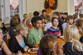 Обед в Hermann Lietz-Schule Schloss Hohenwehrda Thüringen