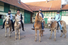 Студенты Hermann Lietz-Schule Schloss Hohenwehrda Thüringen занимаются конным спортом