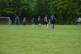 Студенты Hermann Lietz-Schule Schloss Hohenwehrda Thüringen играют в футбол