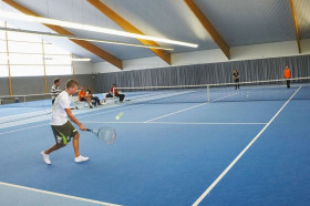 Студенты Krüger Internat und Schulen играют в теннис