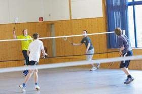 Студенты Krüger Internat und Schulen играют в бадминтон