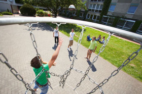 Студенты Krüger Internat und Schulen играют в баскетбол