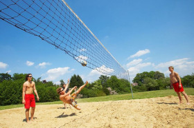 Студенты Krüger Internat und Schulen играют в волейбол