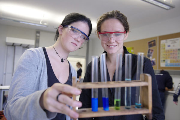 Студенты Schule Schloss Salem на уроке по химии