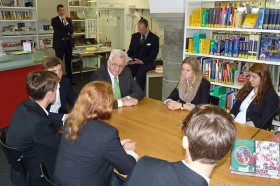 Студенты Schule Schloss Salem в библиотеке