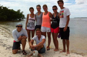 Студенты Schule Schloss Salem на пляже