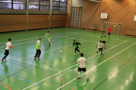 Студенты Zinzendorfschulen играют в футбол