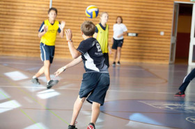 Студенты Beau Soleil Collège Alpin International играют в футбол